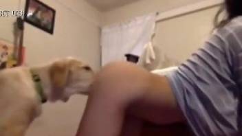 Perky booty lady easily seducing a very sexy pet
